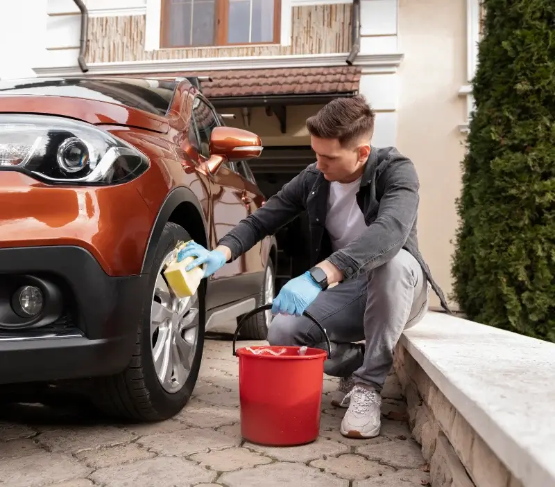 Lavage auto à domicile Châteauneuf-d'Ille-et-Vilaine : professionnel intervenant sur un véhicule